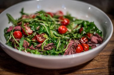 Salata / Toskana bitkisi / roka / parmesan / vişneli domates asmak