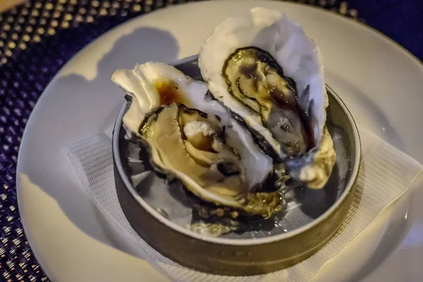 Um par de ostras da Normandia com marinada Ponzu como aperitivo — Fotografia de Stock