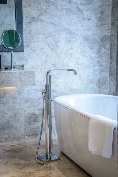 Baño de mármol con bañera blanca y grifo y espejos y espejo facial — Foto de Stock