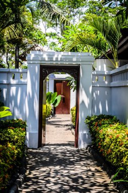 Bale kapısı, mimari ve etrafını ağaçlar ve bitkilerle çevrili çeşmeler.