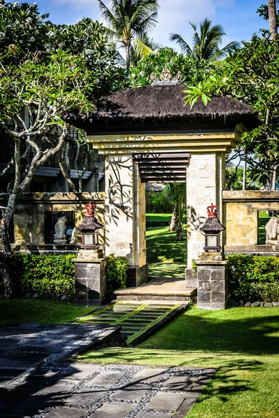 Puerta balinesa y arquitectura y fuentes con árboles y flora que la rodean —  Fotos de Stock