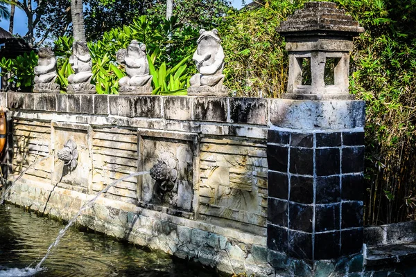 Puerta balinesa y arquitectura y fuentes con árboles y flora que la rodean —  Fotos de Stock