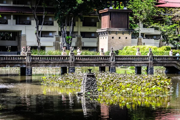 Balinesiska dörröppning och arkitektur och fontäner med träd och flora som omger den — Stockfoto