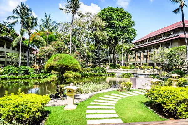 Porta e architettura balinese e fontane con alberi e flora che la circondano — Foto Stock