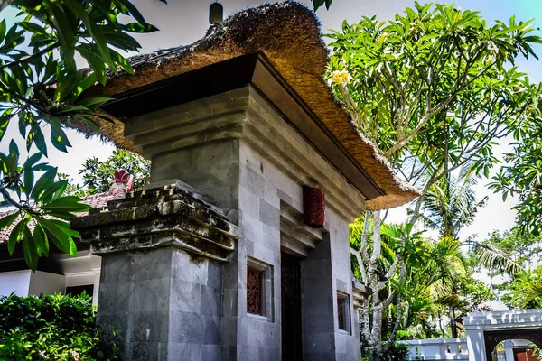 Porta e architettura balinese e fontane con alberi e flora che la circondano — Foto Stock