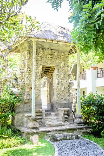Balinese doorway and architecture surrounded by many  trees and flora — Stock Photo, Image