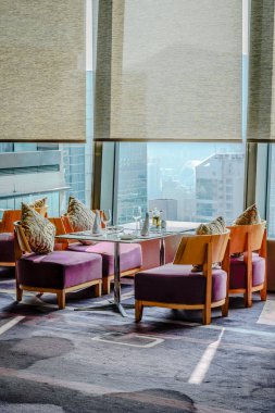 Yastıklı, çatal bıçaklı ve porselen takımlı güzel bir restoran masası.