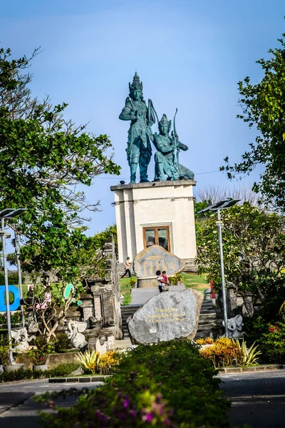 Porta balinese e architettura circondata da molti alberi e flora — Foto Stock