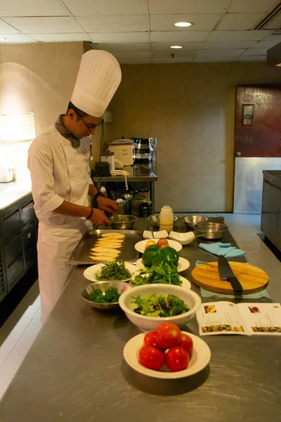 Chef en uniforme en cocina preparando buchetta y chikcen piccata —  Fotos de Stock