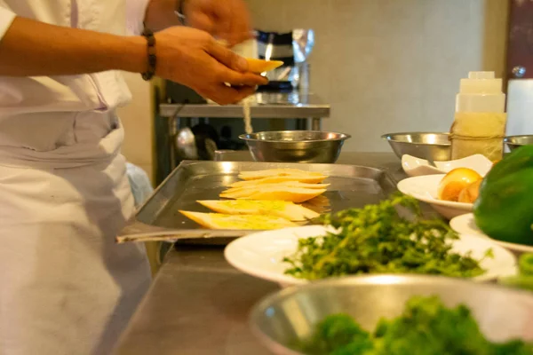 Chef in uniform in keuken voorbereiding buchetta en chikcen piccata — Stockfoto