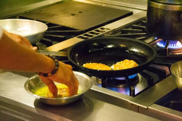 Šéfkuchař v uniformě v kuchyni připravuje buchetta a chikcen piccata — Stock fotografie