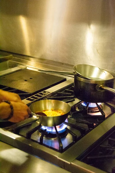 Шеф-повар в форме на кухне готовит бучетту и чиксен пикката — стоковое фото