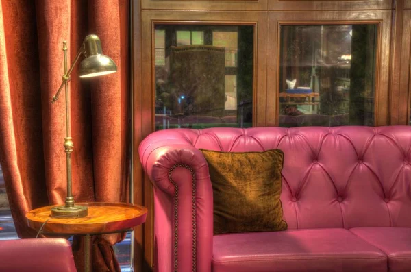Vacker restaurang inredning med bord sittplatser och belysning och andra möbler — Stockfoto