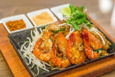 Tayland usulü kızarmış Tayland usulü Tayland usulü karides ve yanında fıstık ve limon ile fasulye filizi.