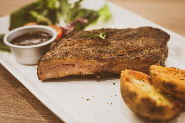 Louis Ribs Madera Manzano Costillas Ahumadas Servidas Con Barbacoa Sauc — Foto de Stock