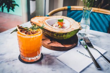 Hamachi ve Hindistancevizi Ceviche Aguachile taze, yeşil hindistan cevizi, amber çiçeği sütü, alabalık yumurtası ve avokado püresi ve kan portakalı Margarita Mezcal, ev yapımı portakallı soda, limon suyu, solucan tuzu