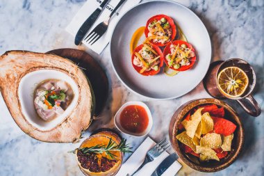 ceviche, tortilla cipsi, tostadas ve kokteyl gibi latin yemekleriyle dolu bir masa.