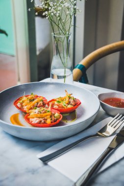 Tostadas De Atun Tuna Tartar, chipotle mayonez, kibrit çöpü tempura muz arpacık soğanı, avokado püresi gevrek mısır tortilla