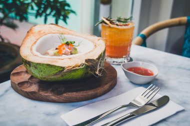 Hamachi ve Hindistancevizi Ceviche Aguachile taze, yeşil hindistan cevizi, amber çiçeği sütü, alabalık yumurtası ve avokado püresi ve kan portakalı Margarita Mezcal, ev yapımı portakallı soda, limon suyu, solucan tuzu