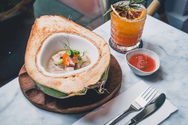 Hamachi ve Hindistancevizi Ceviche Aguachile taze, yeşil hindistan cevizi, amber çiçeği sütü, alabalık yumurtası ve avokado püresi ve kan portakalı Margarita Mezcal, ev yapımı portakallı soda, limon suyu, solucan tuzu