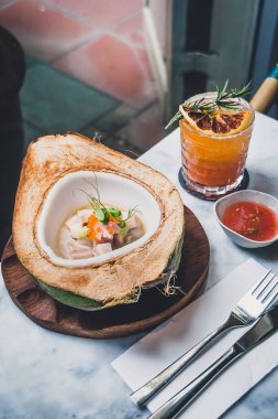 Hamachi ve Hindistancevizi Ceviche Aguachile taze, yeşil hindistan cevizi, amber çiçeği sütü, alabalık yumurtası ve avokado püresi ve kan portakalı Margarita Mezcal, ev yapımı portakallı soda, limon suyu, solucan tuzu