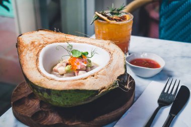 Hamachi ve Hindistancevizi Ceviche Aguachile taze, yeşil hindistan cevizi, amber çiçeği sütü, alabalık yumurtası ve avokado püresi ve kan portakalı Margarita Mezcal, ev yapımı portakallı soda, limon suyu, solucan tuzu