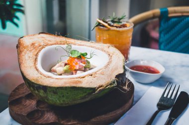 Hamachi ve Hindistancevizi Ceviche Aguachile taze, yeşil hindistan cevizi, amber çiçeği sütü, alabalık yumurtası ve avokado püresi ve kan portakalı Margarita Mezcal, ev yapımı portakallı soda, limon suyu, solucan tuzu