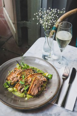 Pork Belly Pipian Verde 'de 14 saat yavaş pişmiş domuz eti, çıtır çıtır deri, kabak tohumu ve yeşil domates sosu.