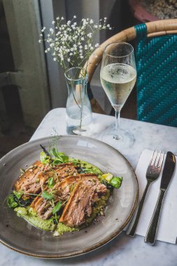 Pork Belly Pipian Verde 'de 14 saat yavaş pişmiş domuz eti, çıtır çıtır deri, kabak tohumu ve yeşil domates sosu.