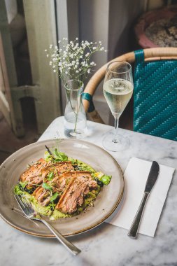 Pork Belly Pipian Verde 'de 14 saat yavaş pişmiş domuz eti, çıtır çıtır deri, kabak tohumu ve yeşil domates sosu.