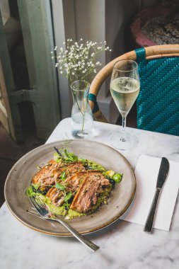 Pork Belly Pipian Verde 'de 14 saat yavaş pişmiş domuz eti, çıtır çıtır deri, kabak tohumu ve yeşil domates sosu.