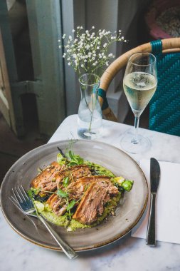 Pork Belly Pipian Verde 'de 14 saat yavaş pişmiş domuz eti, çıtır çıtır deri, kabak tohumu ve yeşil domates sosu.