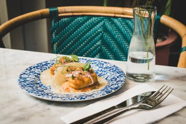 Baja Fish Tempura diş balığı, Pico de Gallo, soğan turşusu, chipotle mayonezi, un tortilla.