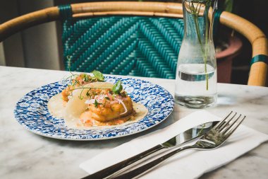 Baja Fish Tempura diş balığı, Pico de Gallo, soğan turşusu, chipotle mayonezi, un tortilla.