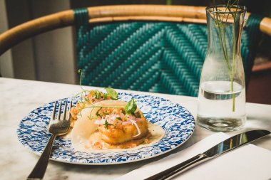 Baja Fish Tempura diş balığı, Pico de Gallo, soğan turşusu, chipotle mayonezi, un tortilla.