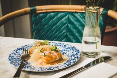 Baja Fish Tempura diş balığı, Pico de Gallo, soğan turşusu, chipotle mayonezi, un tortilla.