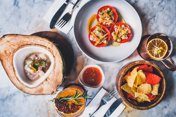 Mesa Llena Platos Latinos Como Ceviche Tortillas Fritas Tostadas Cócteles —  Fotos de Stock