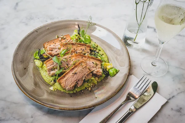 Pork Belly Pipian Verde 'de 14 saat yavaş pişmiş domuz eti, çıtır çıtır deri, kabak tohumu ve yeşil domates sosu.