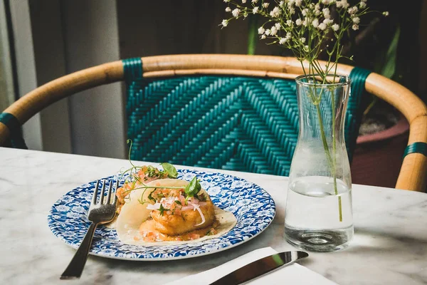 Baja Fish Tempura diş balığı, Pico de Gallo, soğan turşusu, chipotle mayonezi, un tortilla.