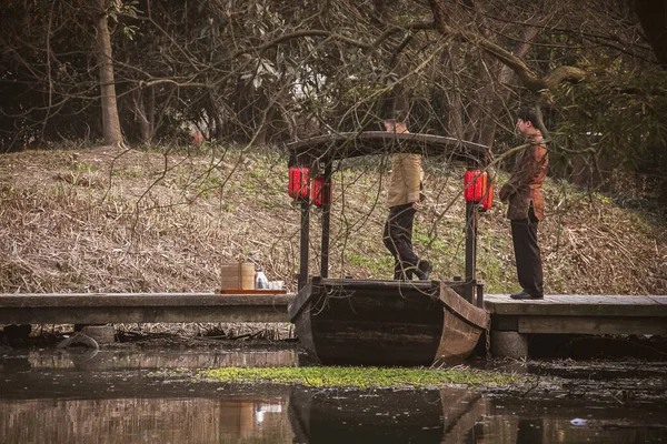 Çin Gondolu Iskelede Park Etmiş Kırmızı Fenerli Ahşap Bir Tekne — Stok fotoğraf