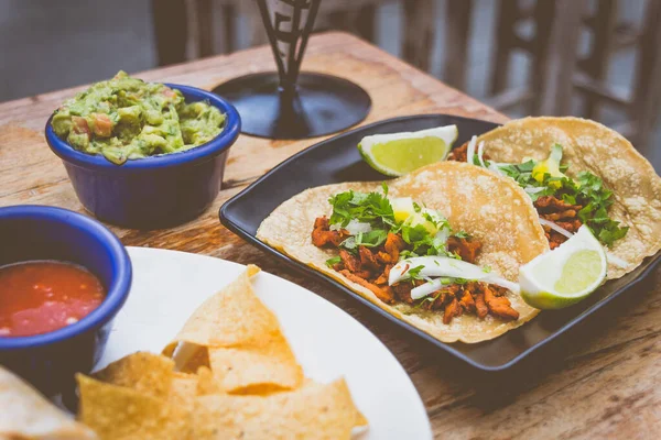 Pastor Tacos Com Carne Porco Assada Cebolinha Cunhas Limão Lado — Fotografia de Stock