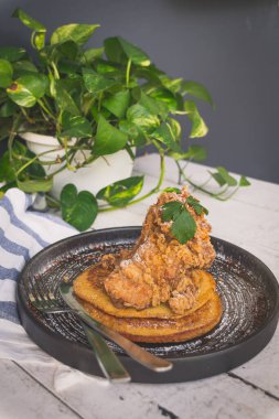 Ev yapımı tereyağlı gözleme ve kırmızı akçaağaçlı kızarmış tavuk.