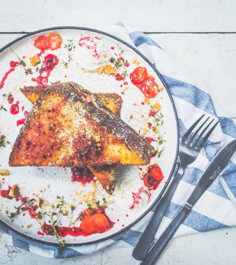 Krem peynirle doldurulmuş yumurtalı ekmek, çilekli biber, taze çilek ve kurabiye.