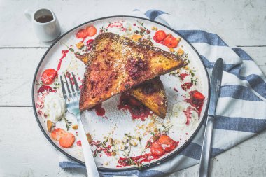 Krem peynirle doldurulmuş yumurtalı ekmek, çilekli biber, taze çilek ve kurabiye.