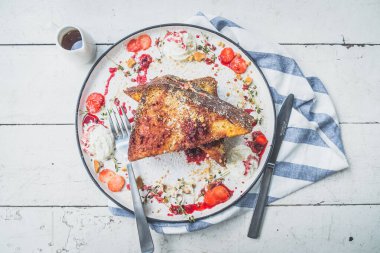 Krem peynirle doldurulmuş yumurtalı ekmek, çilekli biber, taze çilek ve kurabiye.