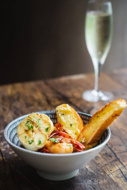 Sarımsaklı karides, kızarmış sarımsak, biber yağı ve sarımsaklı ekmek.