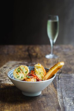 Sarımsaklı karides, kızarmış sarımsak, biber yağı ve sarımsaklı ekmek.