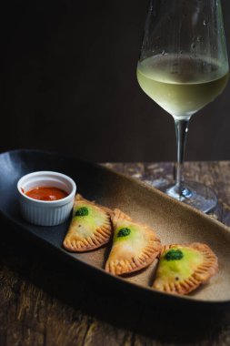 Tavuklu Empanadas La abuela usulü börek, ıspanak, yeşil chimichurri sauc