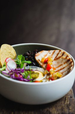 Kızarmış domuz eti, pilav, fasulye, salata ve muz cipsi.