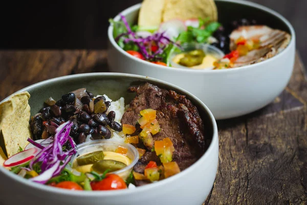 Protein Bowl Grilla Striploin Ryż Pilaf Fasola Guacamole Domowej Roboty — Zdjęcie stockowe